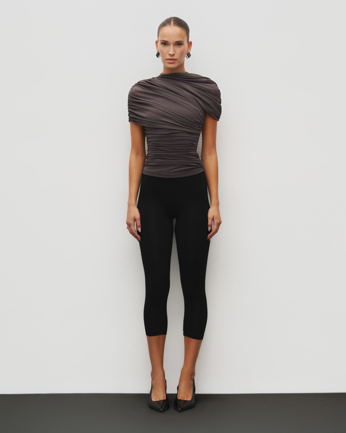 roughlow Drape Accent Tops 黒 The Draped Shoulder Top - HEIRESS BEVERLY HILLS